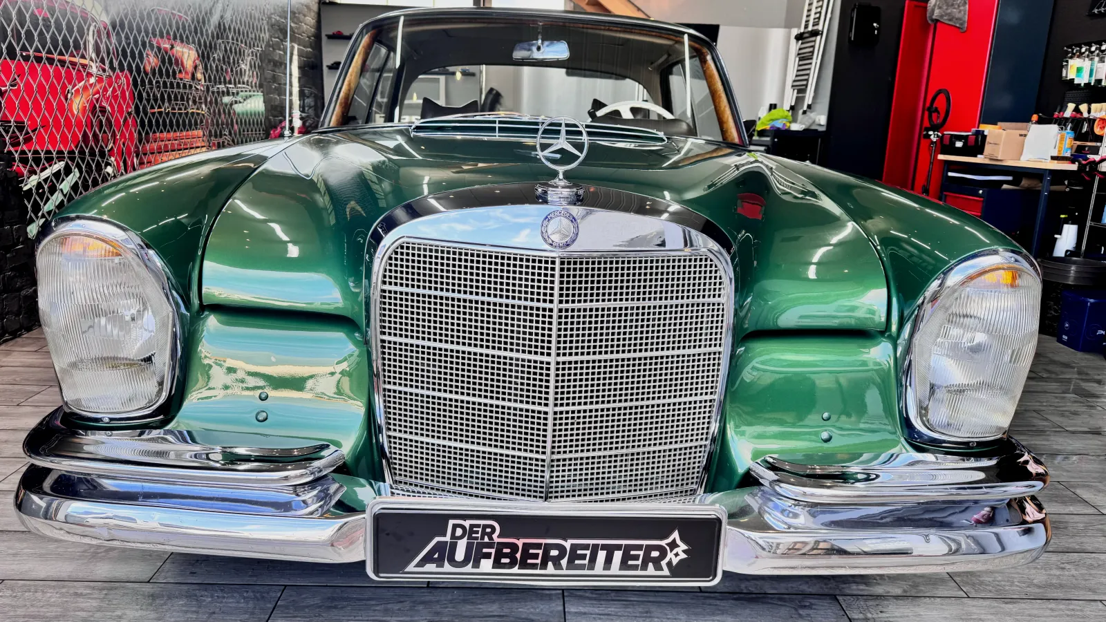 Mercedes-Oldtimer nach der Lackpolitur — spiegelnder Lack